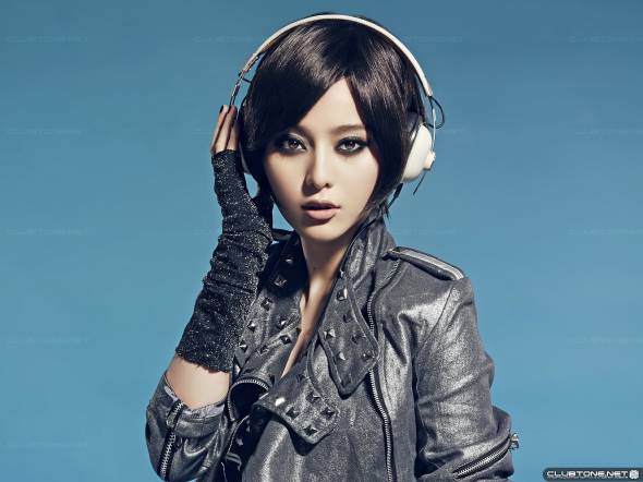 Asian girl in headphones предпросмотр